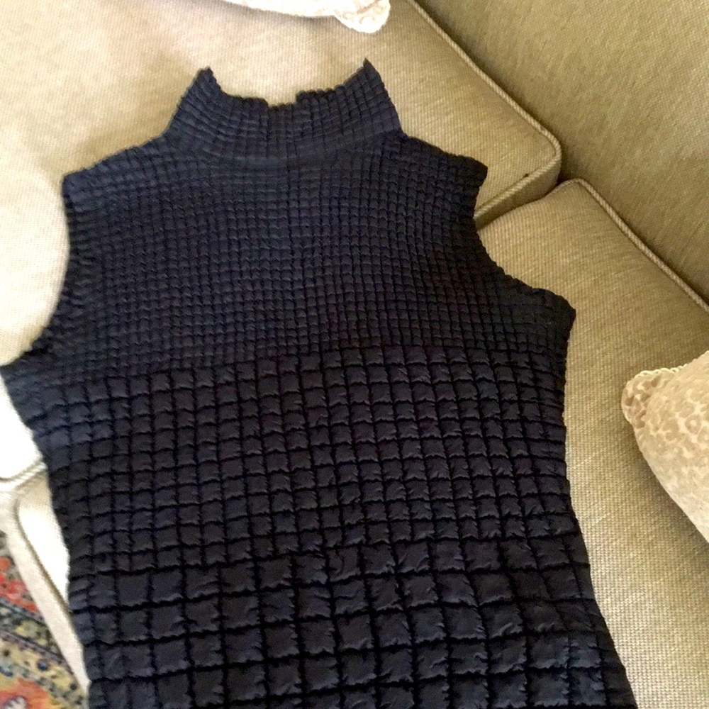 Yoshiki Hishinuma top 21 inches long. Bust 32 but stretches to 38